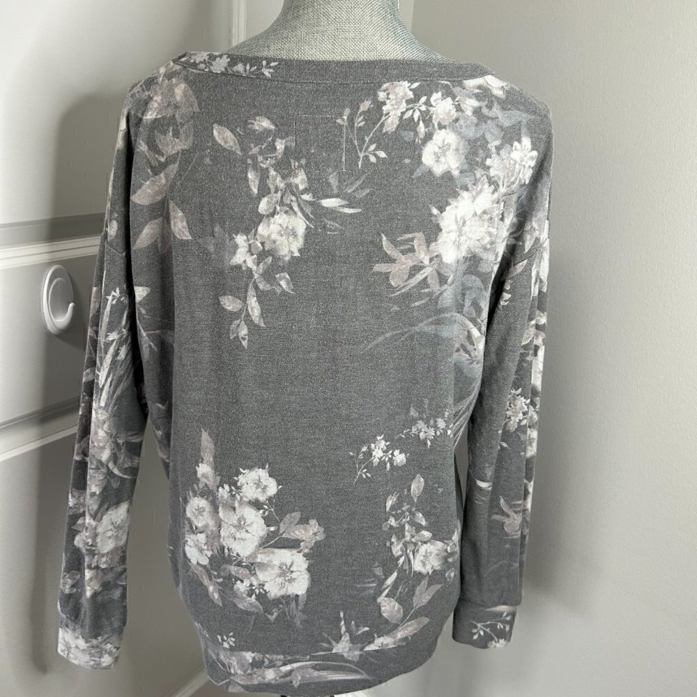 Chaser Cozy Raglan Knit Top Gray Floral Size M EUC - Picture 3 of 3